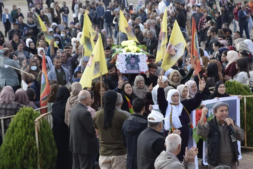 جثمان مقاتل قوات تحرير عفرين الشهيد ولات قرجداخ يوارى الثرى في ديرك
