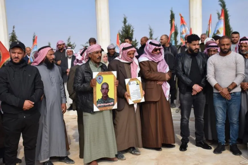 أهالي الرقة يشيّعون جثمان مقاتل قوات الحماية الذاتية موسى الحمادي