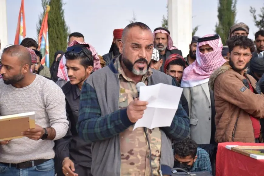 أهالي الرقة يشيّعون جثمان مقاتل قوات الحماية الذاتية موسى الحمادي