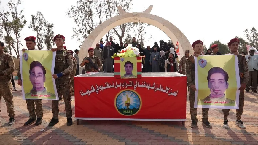أهالي الطبقة يشيّعون جثمان مقاتل قوات الحماية الذاتية علي العساف