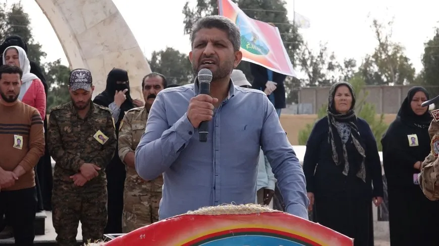 أهالي الطبقة يشيّعون جثمان مقاتل قوات الحماية الذاتية علي العساف