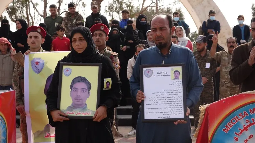 أهالي الطبقة يشيّعون جثمان مقاتل قوات الحماية الذاتية علي العساف