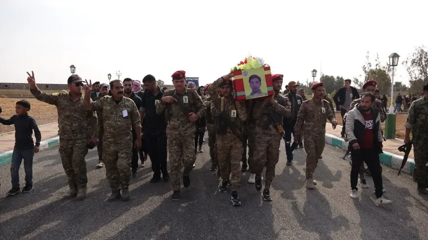 أهالي الطبقة يشيّعون جثمان مقاتل قوات الحماية الذاتية علي العساف