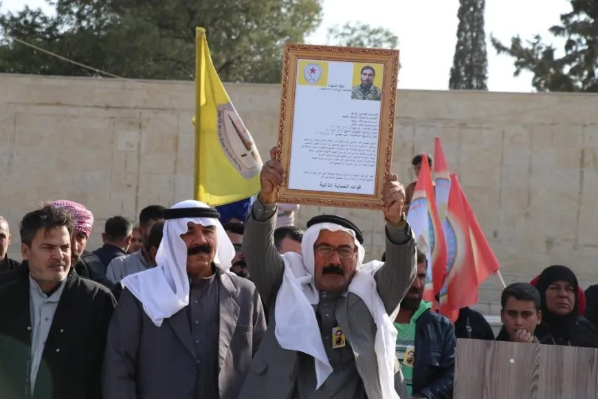 تشييع جثمان مقاتل قوات الحماية الذاتية شريف الأحمد
