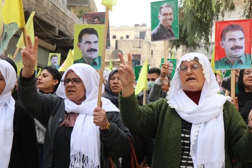 أهالي خلال مظاهرة: سنبقى في الساحات ننادي بحرية قائدنا ونواصل مقاومتنا