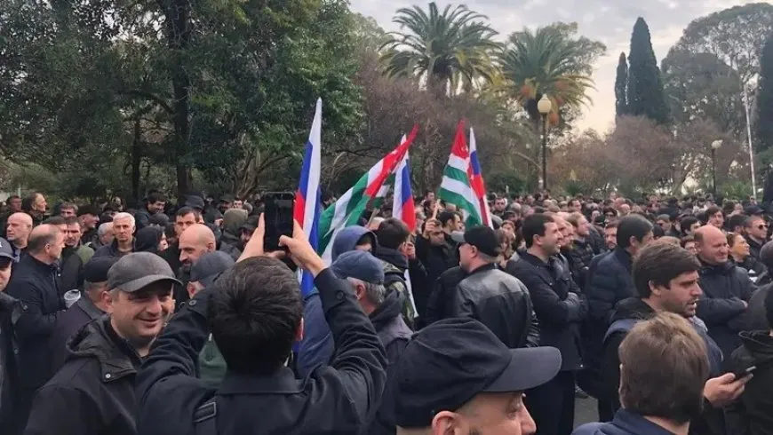 بعد اقتحام المبنى الرئاسي والبرلمان.. أبخازيا تسحب اتفاقية مع روسيا