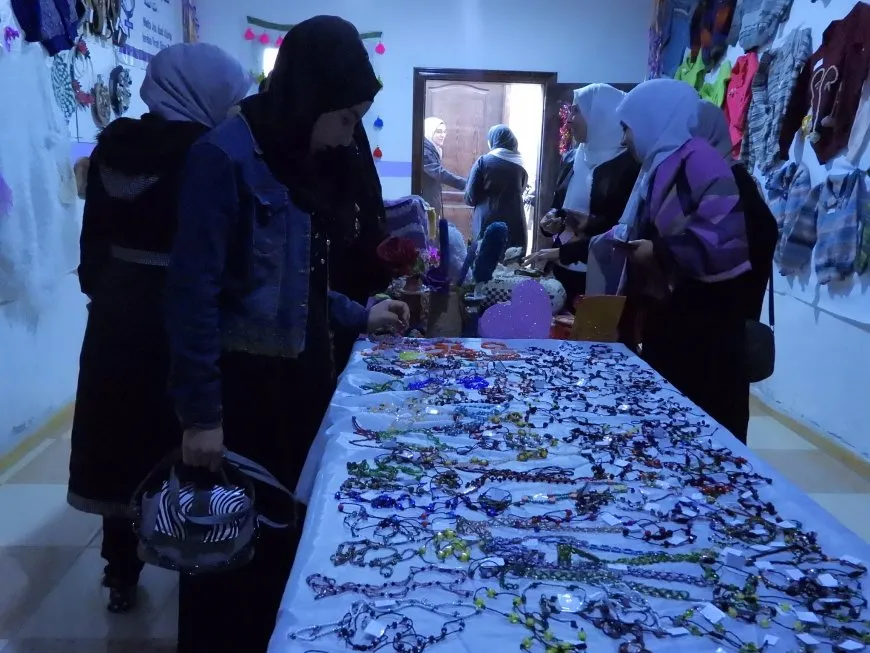 افتتاح معرض فني تسويقي للمشغولات اليدوية في مقاطعة الطبقة  
