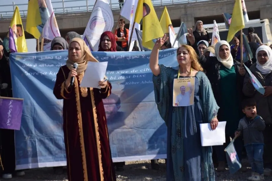 مسيرة نسائية على ضفاف نهر الفرات تطالب بحرية القائد الجسدية