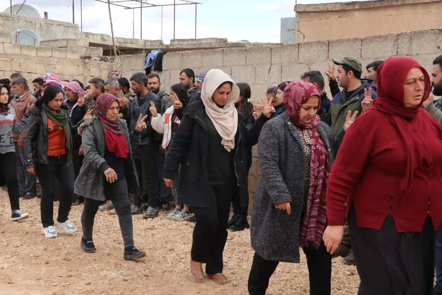 تقديم واجب العزاء لذوي الإدارية في حركة الشبيبة الثورية