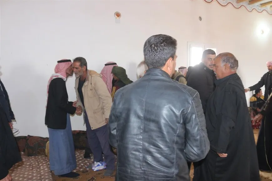 تقديم واجب العزاء لذوي الشهيد علاء الهليل