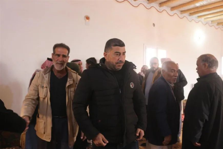 تقديم واجب العزاء لذوي الشهيد علاء الهليل
