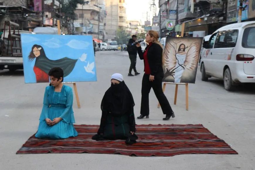 عروض مسرحية في شوارع حلب تجسد سبل تحرر المرأة