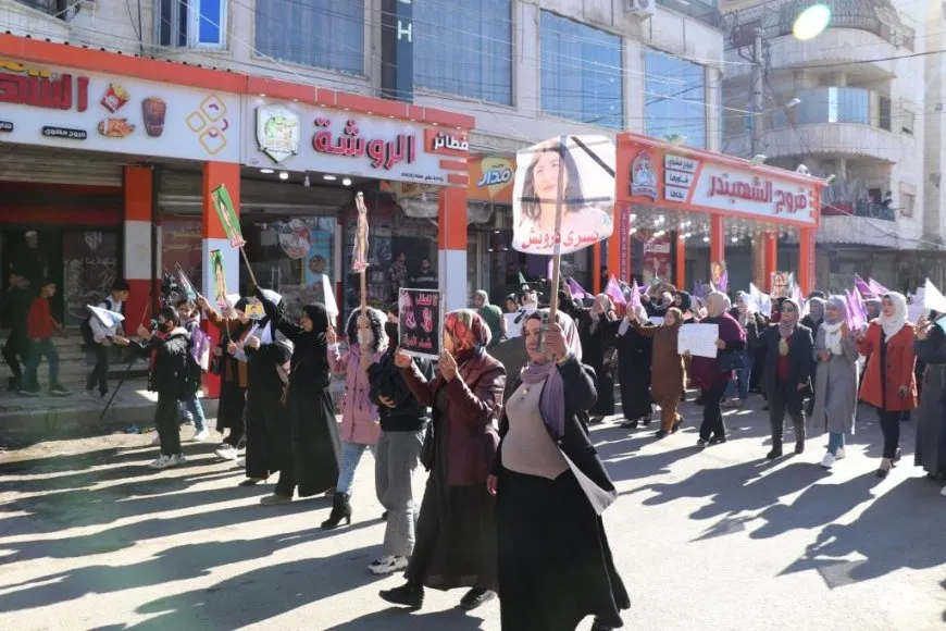 النساء بإقليم شمال وشرق سوريا يملأن الساحات من أجل الحرية والمساواة