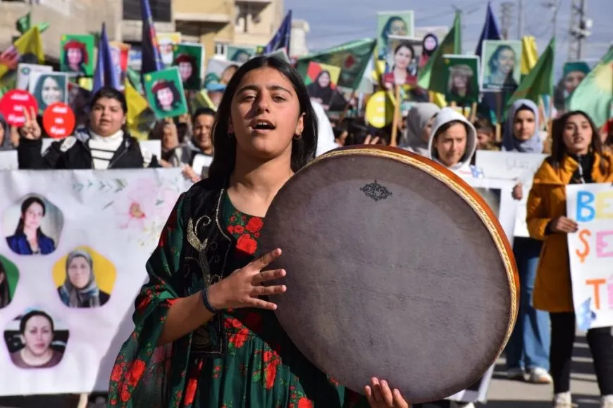 النساء بإقليم شمال وشرق سوريا يملأن الساحات من أجل الحرية والمساواة