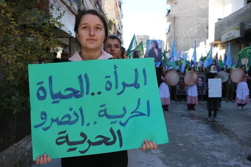 النساء بإقليم شمال وشرق سوريا يملأن الساحات من أجل الحرية والمساواة