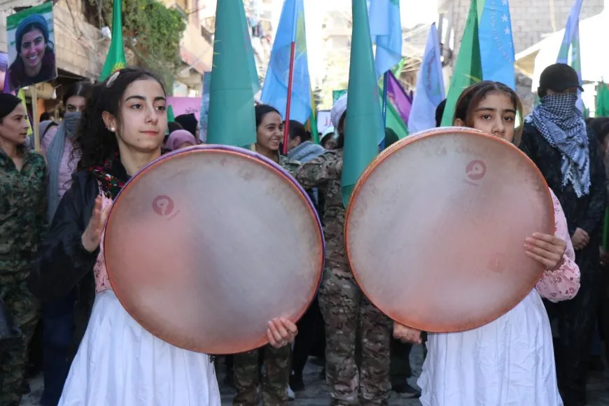 النساء بإقليم شمال وشرق سوريا يملأن الساحات من أجل الحرية والمساواة