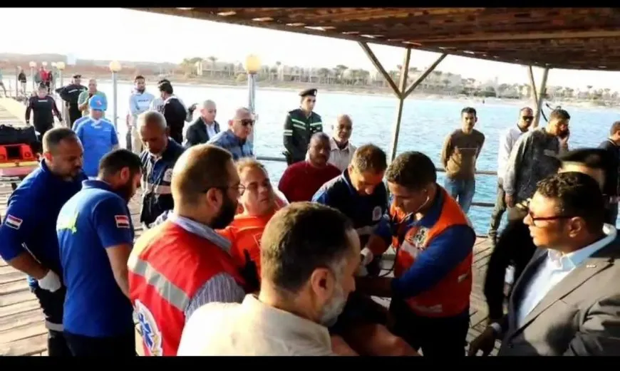 إنقاذ 28 شخصاً وانتشال 3 جثث إثر غرق زورق قبالة سواحل البحر الأحمر
