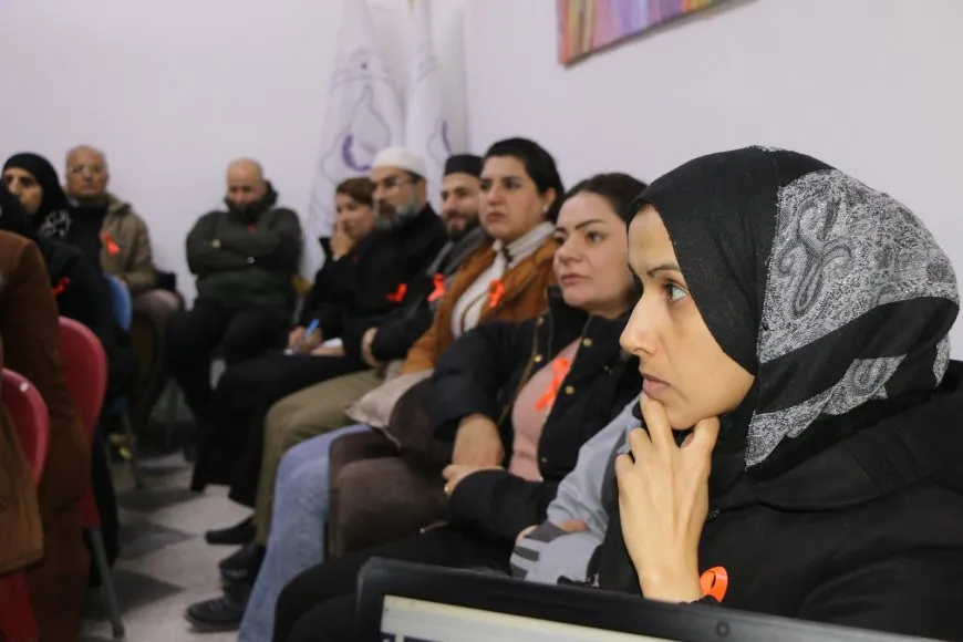 ورشة عمل يطغى عليها اللون البرتقالي العالمي لمناهضة العنف ضد المرأة