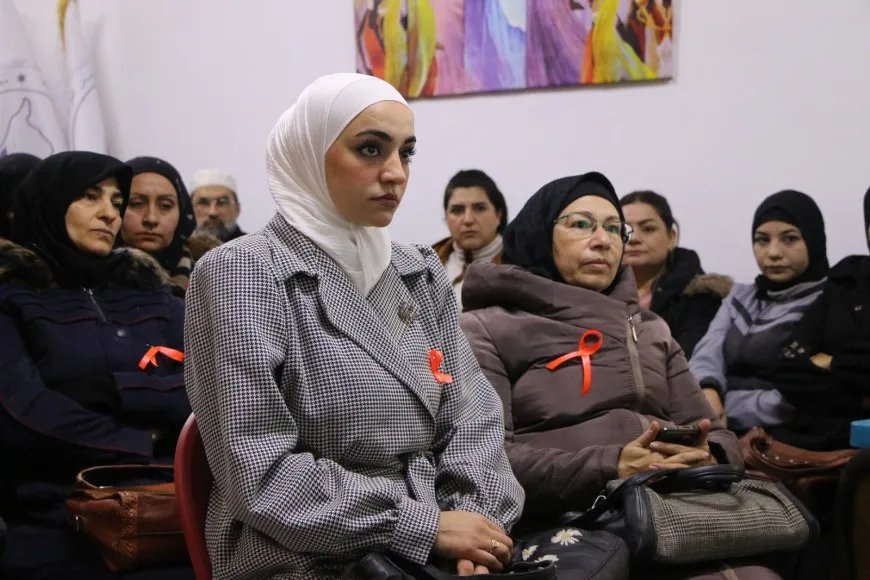 ورشة عمل يطغى عليها اللون البرتقالي العالمي لمناهضة العنف ضد المرأة