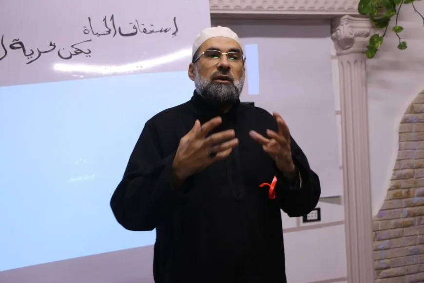 ورشة عمل يطغى عليها اللون البرتقالي العالمي لمناهضة العنف ضد المرأة