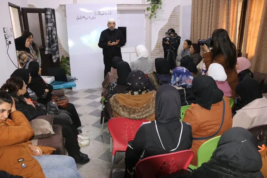 ورشة عمل يطغى عليها اللون البرتقالي العالمي لمناهضة العنف ضد المرأة