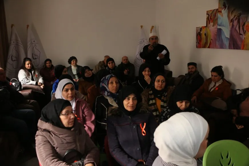 ورشة عمل يطغى عليها اللون البرتقالي العالمي لمناهضة العنف ضد المرأة