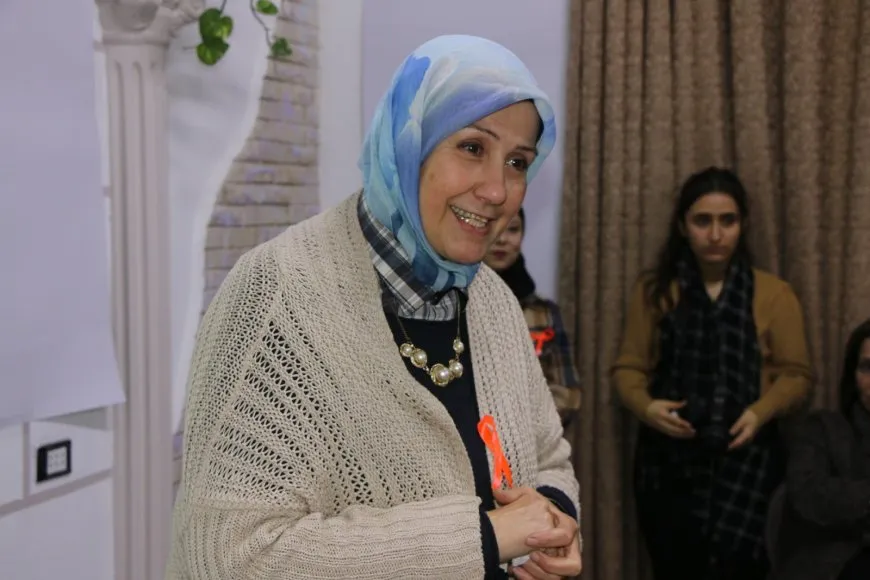 ورشة عمل يطغى عليها اللون البرتقالي العالمي لمناهضة العنف ضد المرأة
