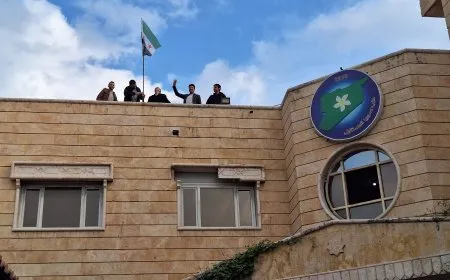 رفع العلم السوري فوق المجلس العام لحزب سوريا المستقبل