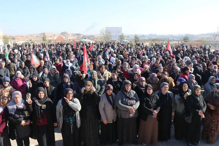 أهالي حيي الشيخ مقصود والأشرفية يشيعون جثمان مقاتل في وحدات حماية الشعب