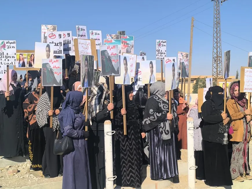 نساء من دير الزور يعلنّ تضامنهن مع مقاومة المرأة في شمال كردستان