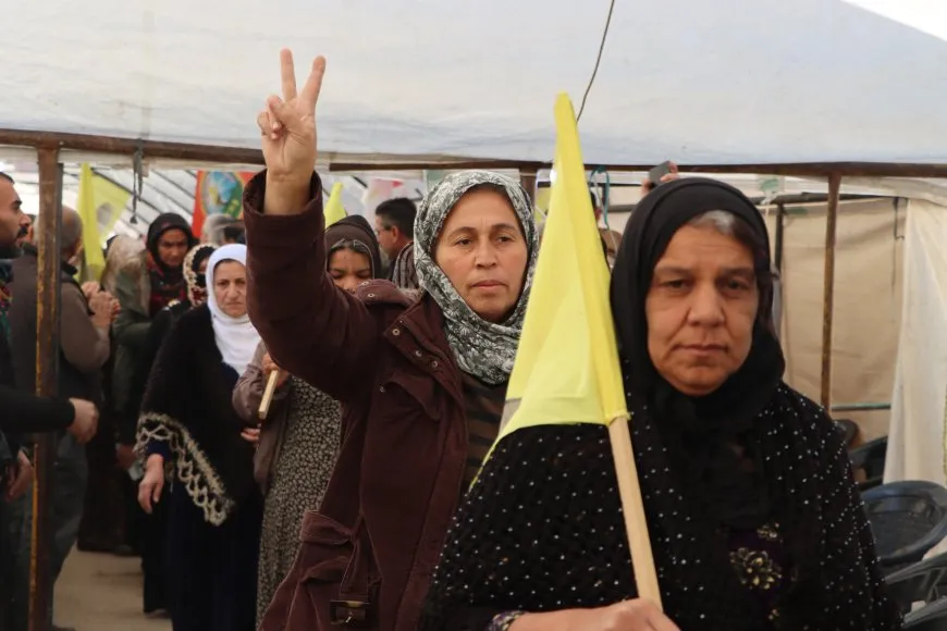 أهالي قامشلو يقدمون واجب العزاء لذوي الشهيد عبد العزيز شيخو
