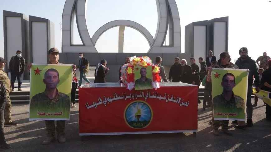 أهالي مقاطعة الطبقة يشيّعون جثمان مقاتل وحدات حماية الشعب إبراهيم العلي