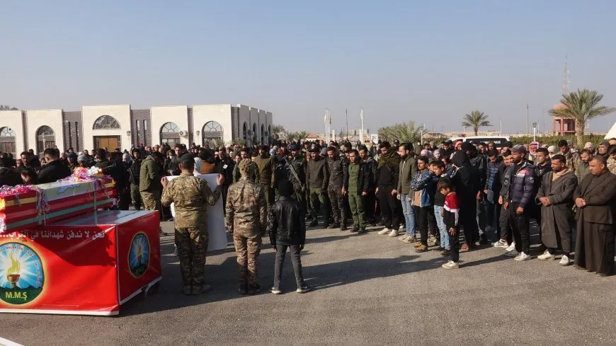 أهالي مقاطعة الطبقة يشيّعون جثمان مقاتل وحدات حماية الشعب إبراهيم العلي