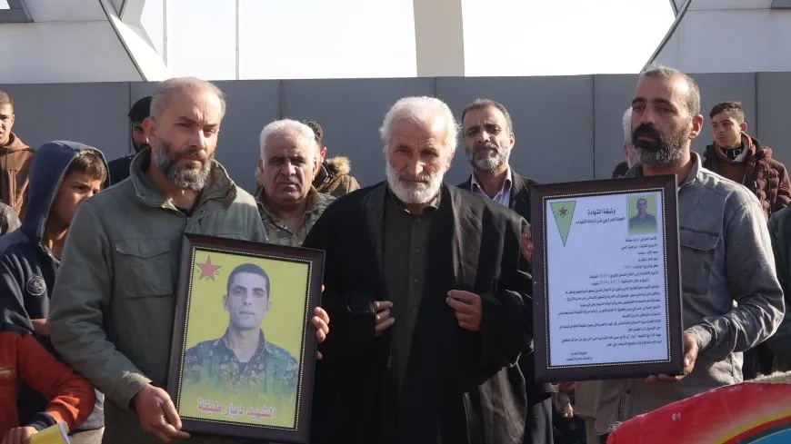 أهالي مقاطعة الطبقة يشيّعون جثمان مقاتل وحدات حماية الشعب إبراهيم العلي