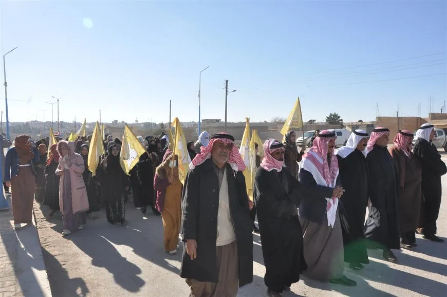 مسيرة في الهول ترفض الاحتلال التركي وتؤكد وحدة مكونات المجتمع