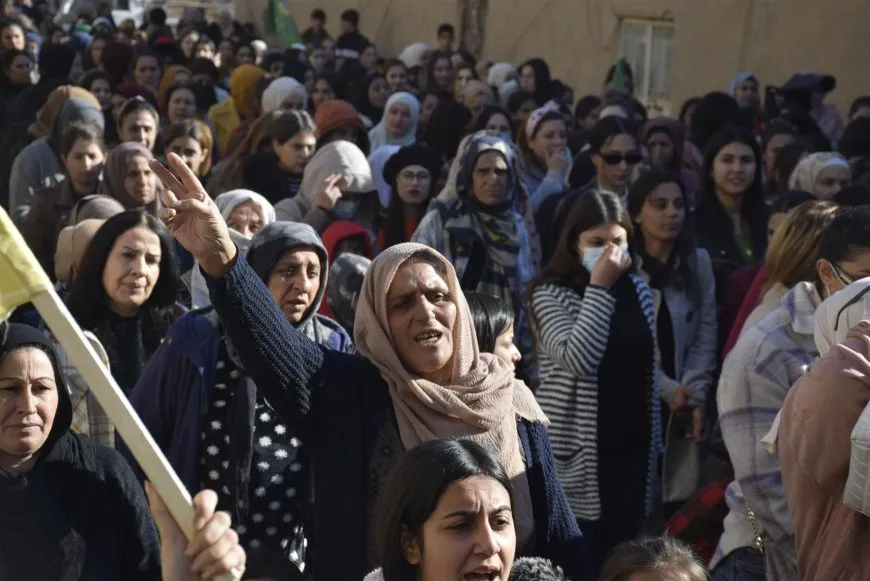 حناجر الآلاف في الدرباسية تنادي بالوحدة والمقاومة