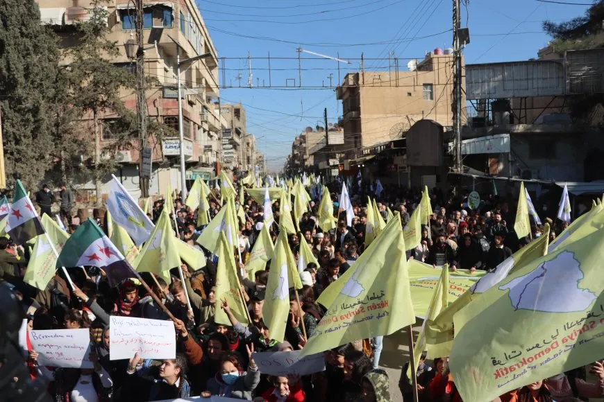 برايات قسد وسوريا الجديدة حشود ضخمة في قامشلو تندد بالاحتلال التركي