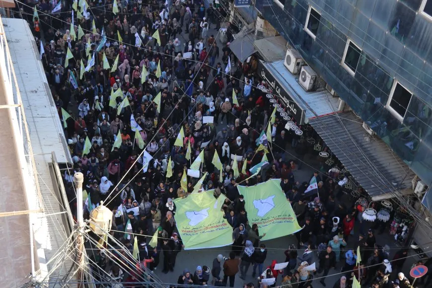 برايات قسد وسوريا الجديدة حشود ضخمة في قامشلو تندد بالاحتلال التركي