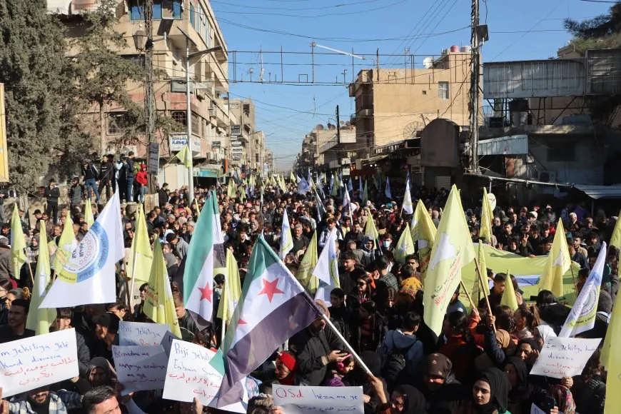 برايات قسد وسوريا الجديدة حشود ضخمة في قامشلو تندد بالاحتلال التركي