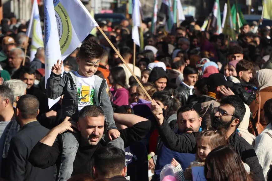 برايات قسد وسوريا الجديدة حشود ضخمة في قامشلو تندد بالاحتلال التركي