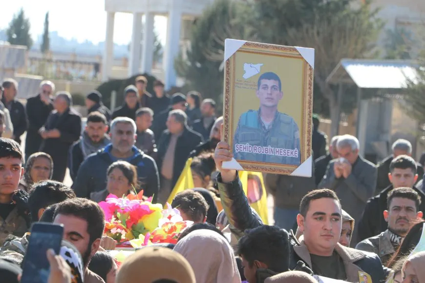 بمراسم مهيبة.. تشييع جثمانَي القيادي شيرو والمقاتل روجبين وتأكيد على المقاومة