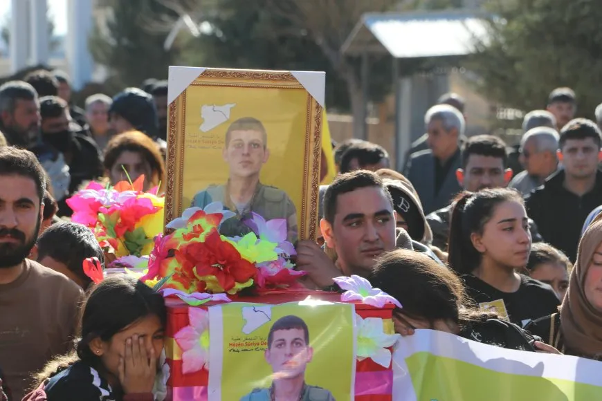بمراسم مهيبة.. تشييع جثمانَي القيادي شيرو والمقاتل روجبين وتأكيد على المقاومة