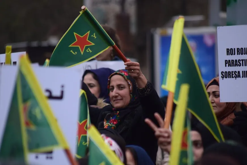 رسالة آلاف النساء خلال مسيرة حاشدة لدعم مقاومة وحدات حماية المرأة: كوباني خط أحمر