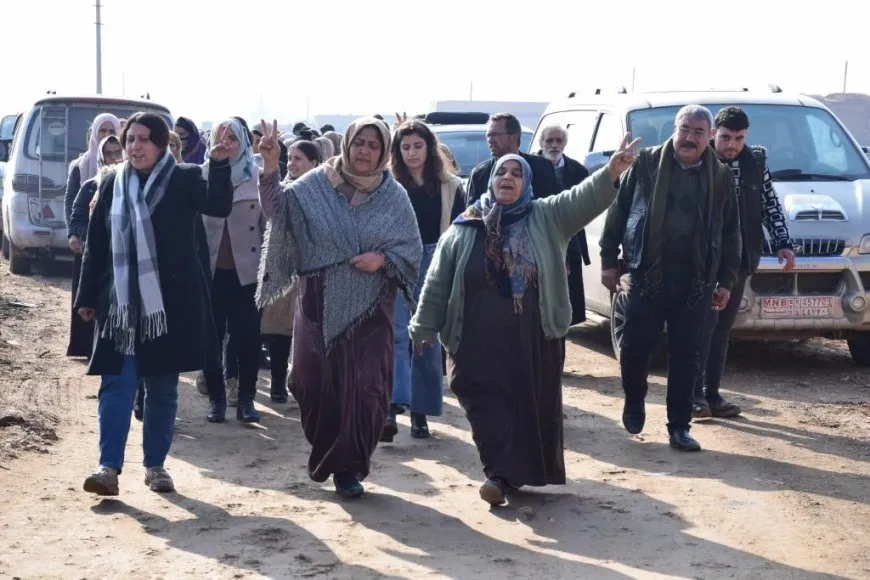 أهالي كوباني يقدمون واجب العزاء لذوي مقاتل في صفوف قسد