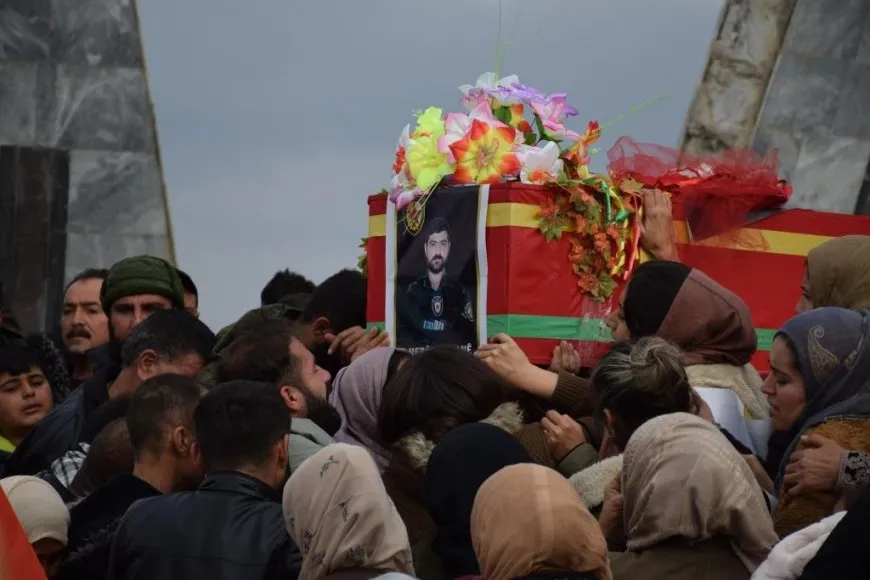 تشييع جثمان مقاتل قسد الشهيد هبون كوباني إلى مثواه الأخير