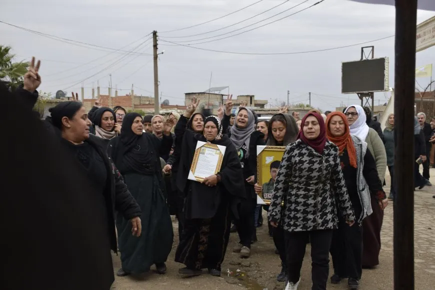 الآلاف في قامشلو يقدمون واجب العزاء لذوي مقاتلين استشهدوا في التصدي للهجمات التركية