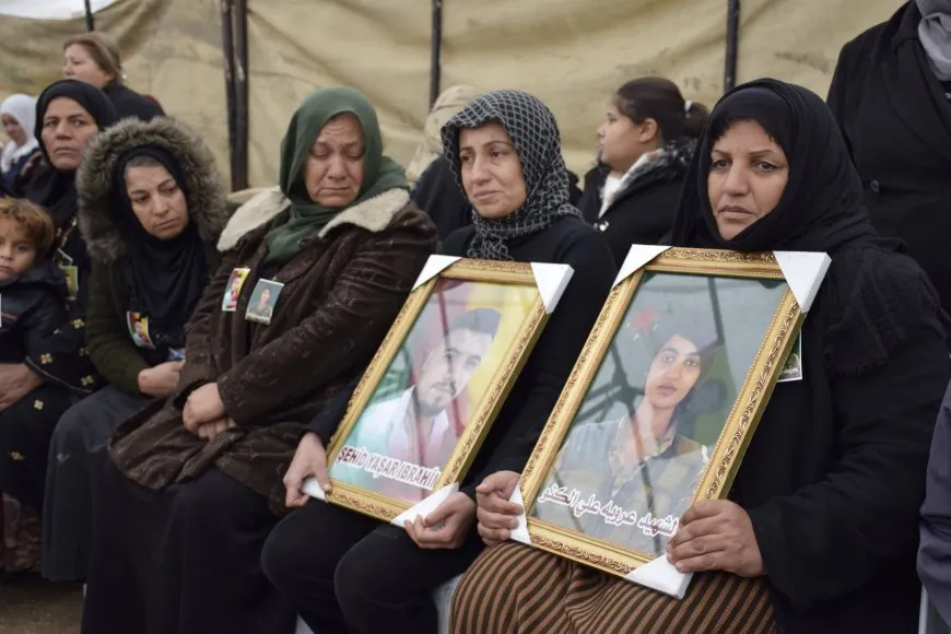 الآلاف في قامشلو يقدمون واجب العزاء لذوي مقاتلين استشهدوا في التصدي للهجمات التركية