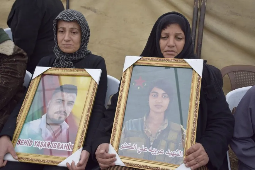 الآلاف في قامشلو يقدمون واجب العزاء لذوي مقاتلين استشهدوا في التصدي للهجمات التركية