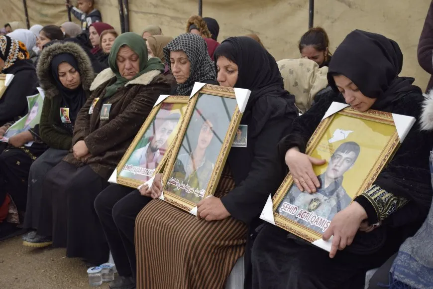 الآلاف في قامشلو يقدمون واجب العزاء لذوي مقاتلين استشهدوا في التصدي للهجمات التركية