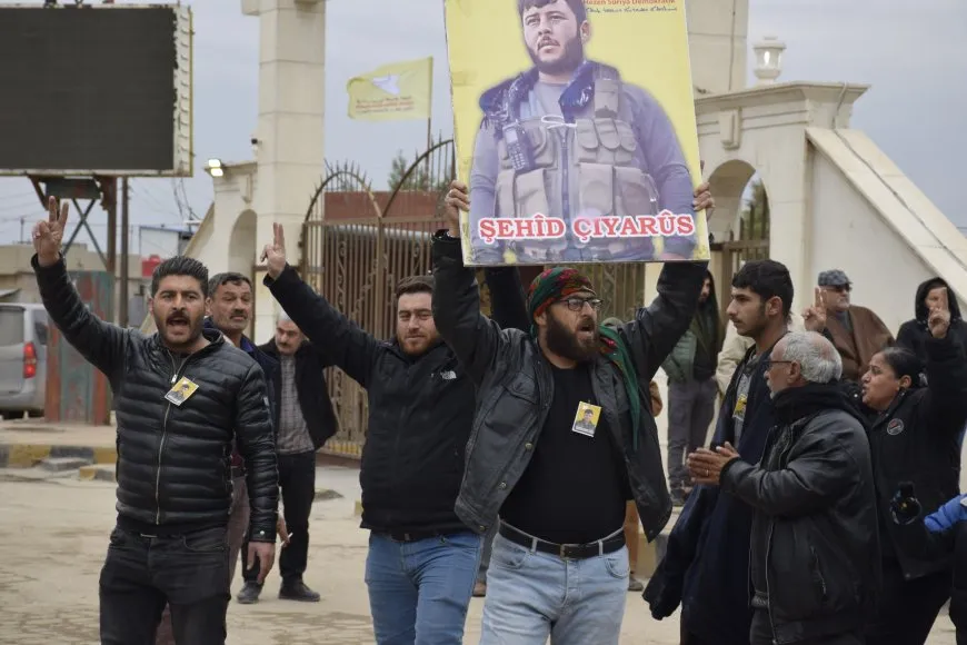 الآلاف في قامشلو يقدمون واجب العزاء لذوي مقاتلين استشهدوا في التصدي للهجمات التركية